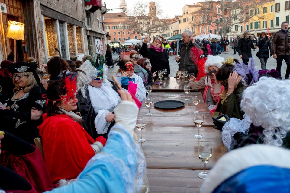 Venice: Venetian Style Carnival Pub Crawl - The meeting point at Ca’ Rezzonico and how the night starts