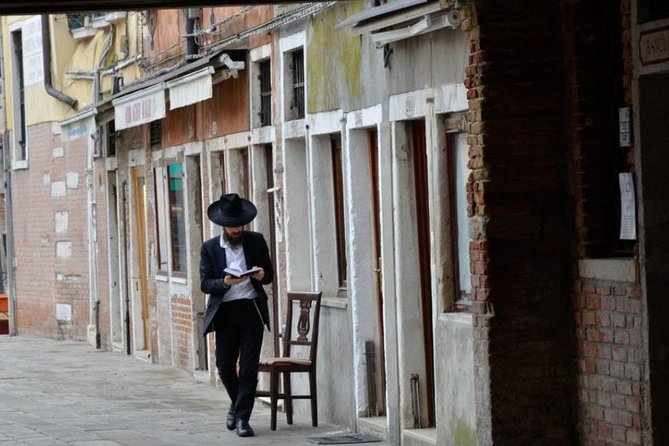 Walking Tour of Venice with Mini Cruise - Guide, Language, and Group Size: How Your English Might Feel